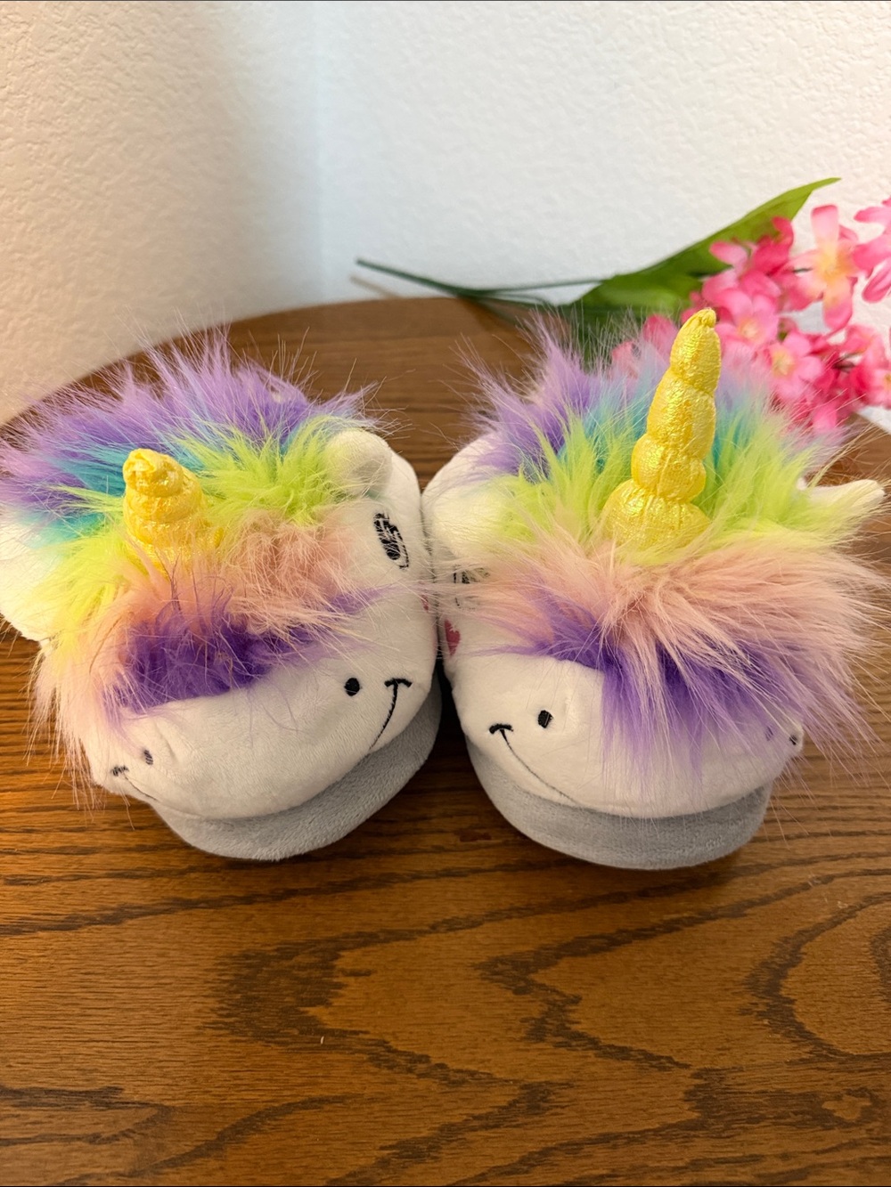 Women Sz 7-8 Rainbow Unicorn Plush Slippers with Gold Horns